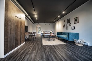 Minibar, individuelt dekorert, skrivebord og skrivebord for bærbar PC