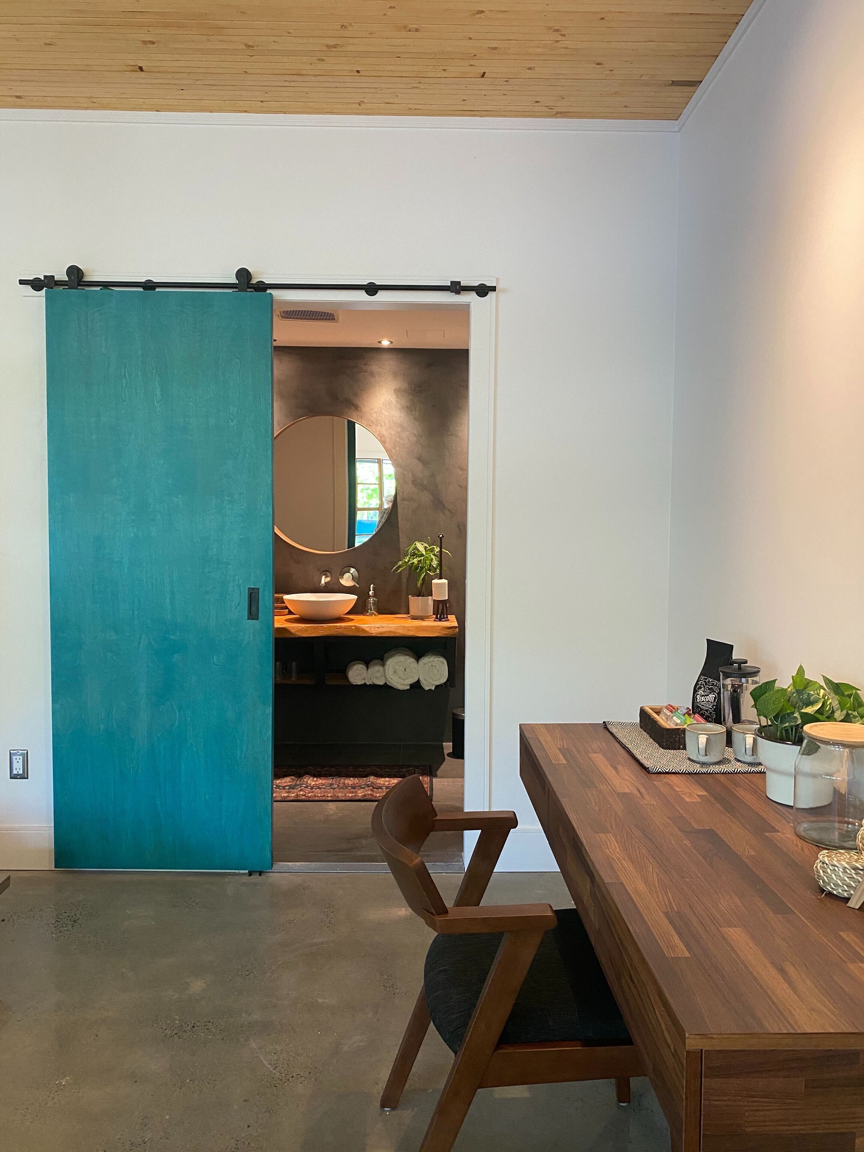 flat-screen tv, netflix, streaming services