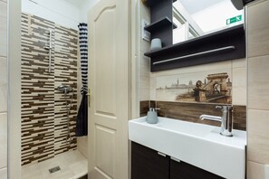 Regadera, amenidades de baño gratuitas, secadora de cabello, toallas 