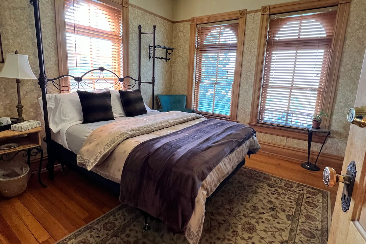 1 bedroom, individually decorated, individually furnished