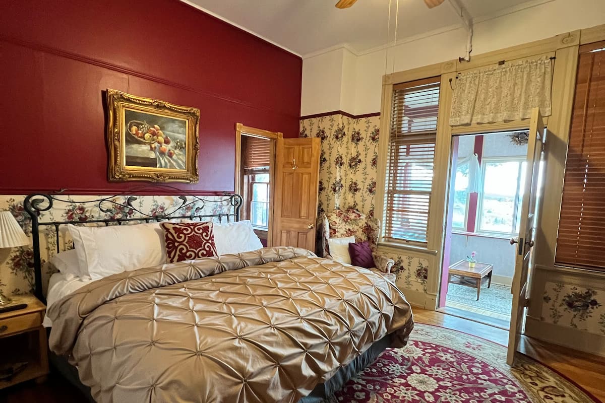 1 bedroom, individually decorated, individually furnished
