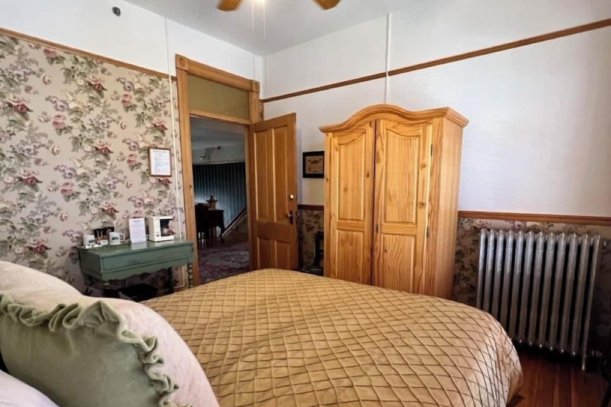1 bedroom, individually decorated, individually furnished
