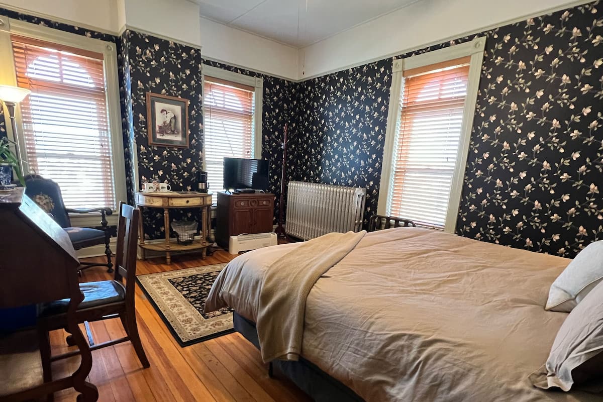1 bedroom, individually decorated, individually furnished