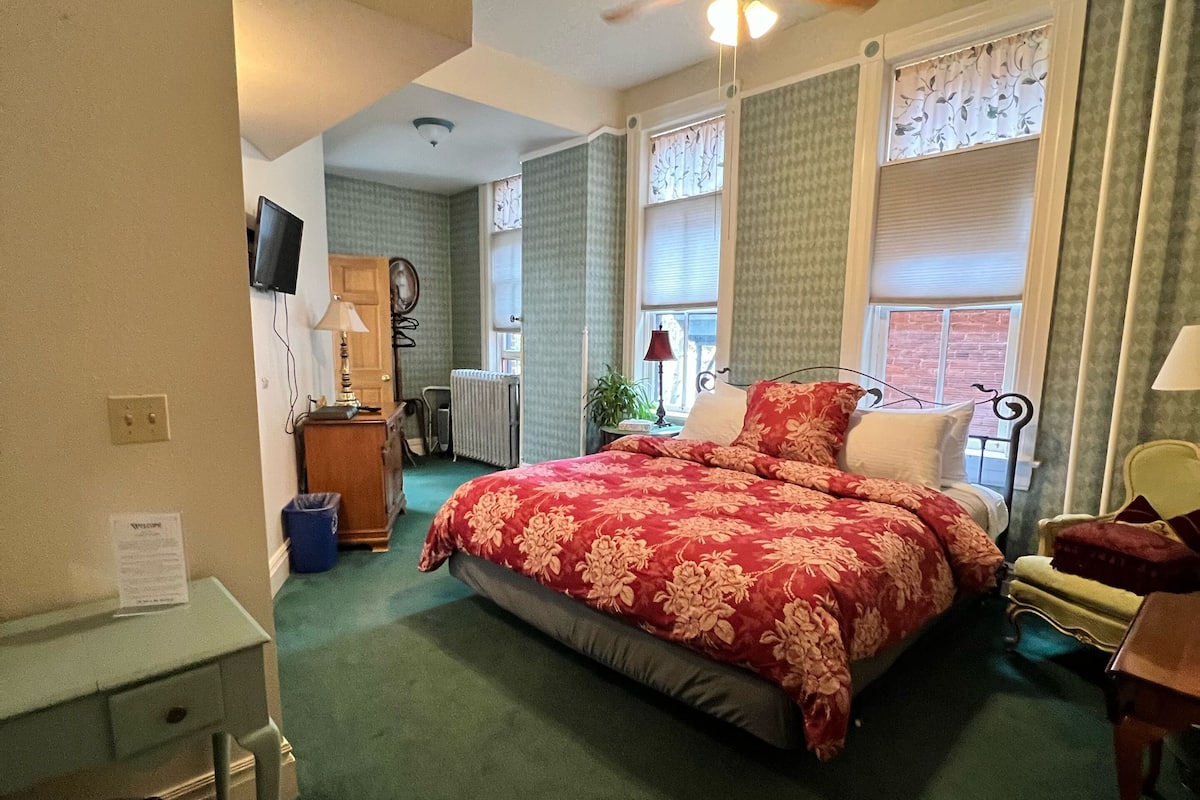 1 bedroom, individually decorated, individually furnished