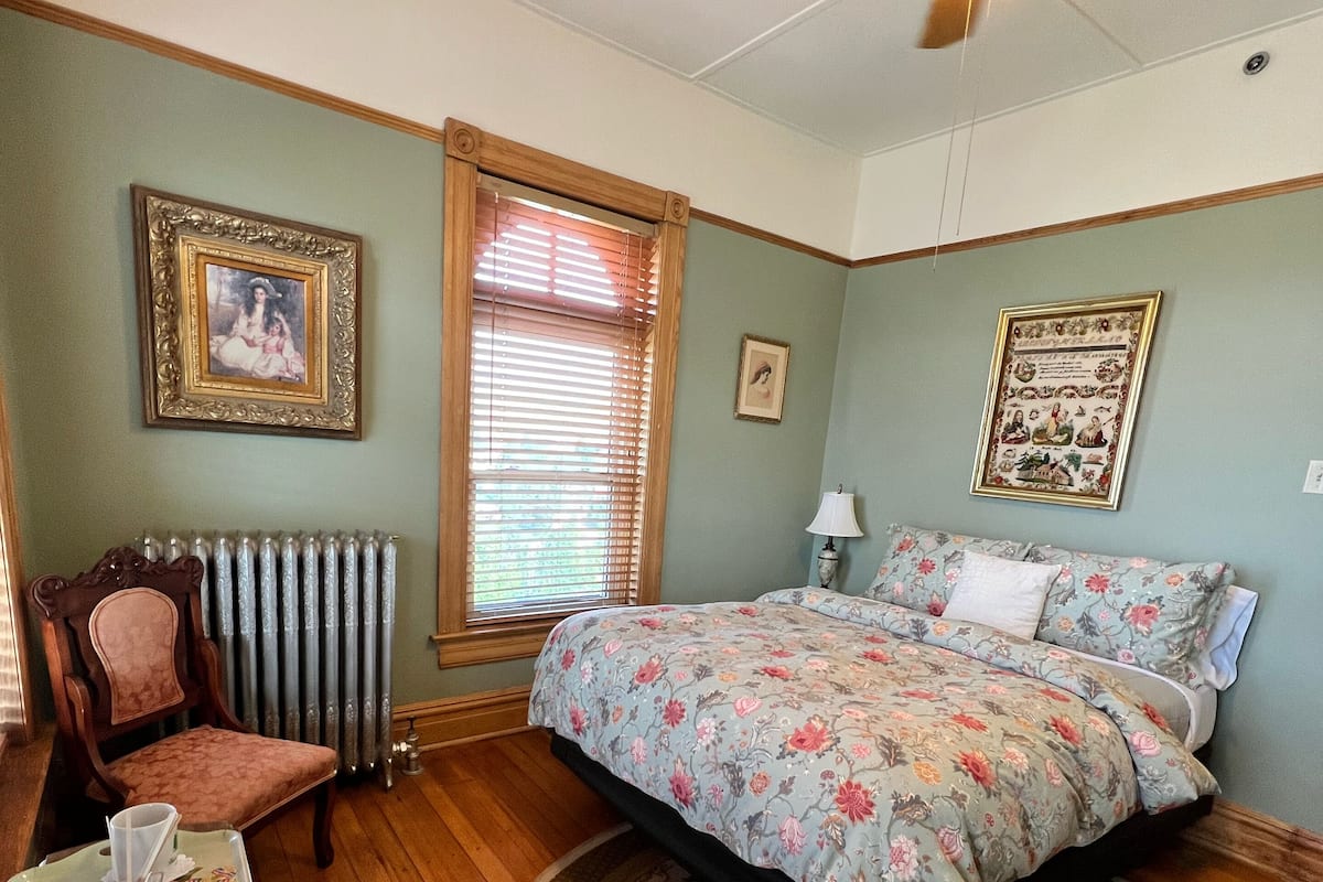 1 bedroom, individually decorated, individually furnished