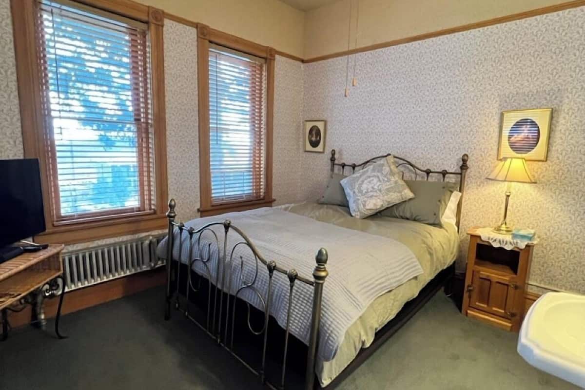 1 bedroom, individually decorated, individually furnished