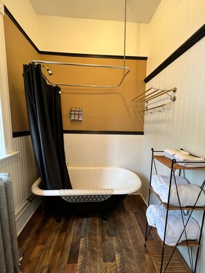 Suite – deluxe | Bad | Toalettartikler (inkludert), hårføner, håndklær og såpe