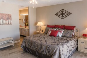 3 bedrooms, travel cot, free WiFi, bed sheets - Regatta Bay 404B- Walk-in level condo (Village of Four Seasons)