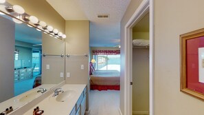 3 bedrooms, travel crib, free WiFi, bed sheets - Regatta Bay 404B- Walk-in level condo (Village of Four Seasons)