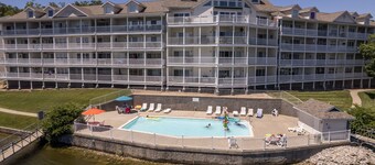 Parkview Bay 113 - Lakeside Condo with balcony
