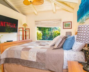 อพาร์ทเมน ท์, เตียงคิงไซส์ 1 เตียง (Emmalani Suite) | 1 ห้องนอน, เครื่องนอนระดับพรีเมียม, โต๊ะทำงาน