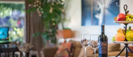 Apartment, 1 King Bed (Emmalani Suite) | Living room