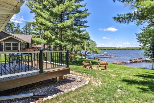 Cedar Lodge: Lakefront Cabin - Wi-Fi, Free Firewood, Generator, No Cleaning Fee!