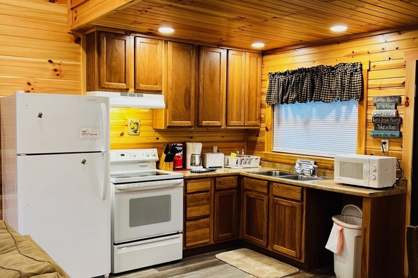 Køleskab, mikrobølgeovn, ovn, kogeplade