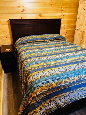 2 bedrooms, free WiFi, bed sheets - RIVERSIDE RENOVATED 1950's schoolhouse, HOT TUB, Pellet Stove, Pet Friendly (Elkins)