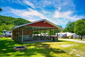 تناول الطعام بالخارج