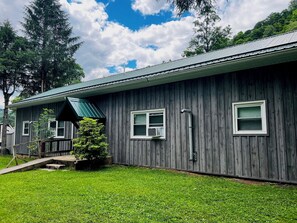 Exterior - RIVERSIDE RENOVATED 1950's schoolhouse, HOT TUB, Pellet Stove, Pet Friendly (Elkins)
