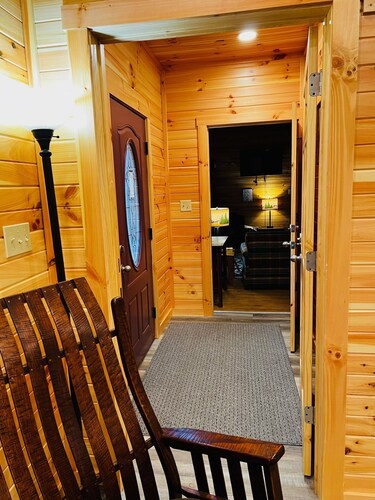 RIVERSIDE RENOVATED 1950's schoolhouse, HOT TUB, Pellet Stove, Pet Friendly