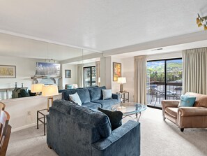 Smart TV, fireplace, DVD player - Walk 2 Lifts, Pool, Hot Tub, Sauna, Free Parking, Kitchen, Fireplace, Sleeps 8 (Park City)