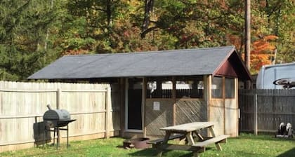 Ugly Cabin, Stunning Escape – Hot Tub! Fire Pit! Fast WIFI! Sunroom! Hiking!