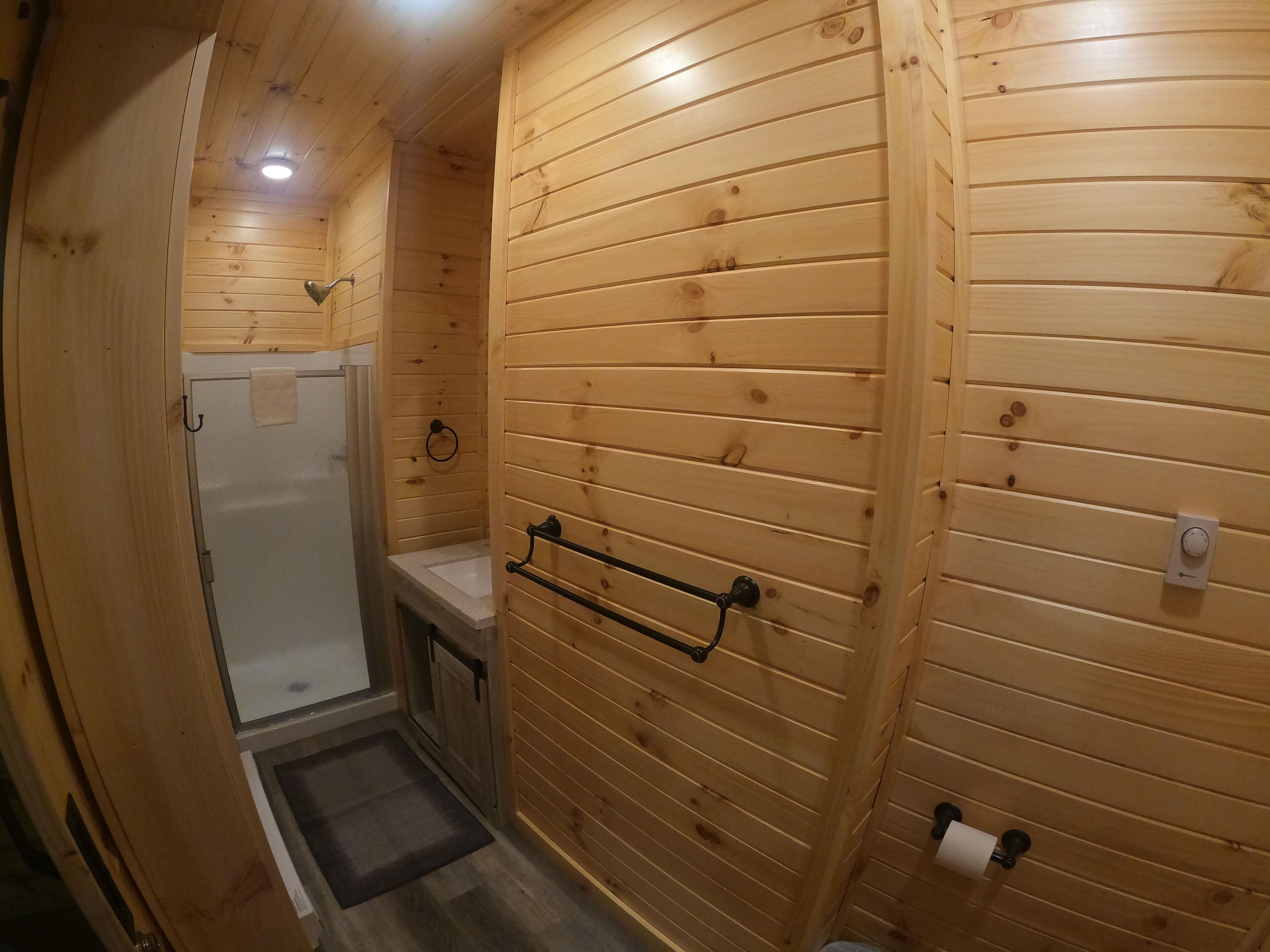Dusche, umweltfreundliche Kosmetikartikel, Haartrockner, Handtücher