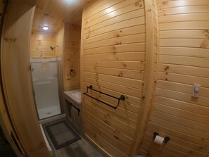 Shower, eco-friendly toiletries, hair dryer, towels - Ugly Cabin, Stunning Escape – Hot Tub! Fire Pit! Fast WIFI! Sunroom! Hiking! (Elkins)