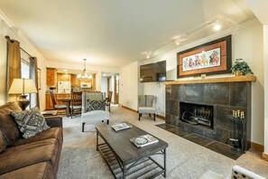 Smart TV, fireplace, DVD player - Walk 2 Ski, Pool, Hot Tub, Free Parking, Washer + Dryer, Sleeps 8 (Park City)