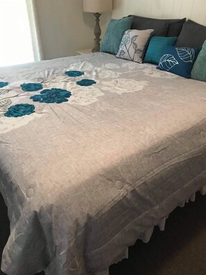3 habitaciones, tabla de planchar con plancha, wifi y ropa de cama 