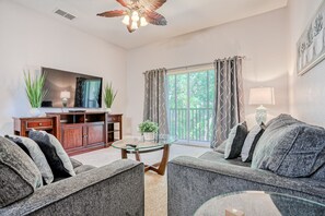 Televisio, DVD-soitin, pöytäjalkapallopöytä, pöytätennispöytä