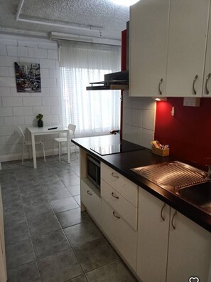Kühlschrank, Mikrowelle, Herdplatte, Wasserkocher mit Kaffee-/Teezubehör