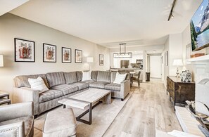 Smart TV, fireplace - Walk 2 Ski, Pool, Hot Tub, Sauna, Free Wifi, Free Parking, Fireplace, Sleeps 10 (Park City)