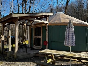 Outdoor dining - GLAMPING YURT. Sleeps 4, HOT TUB, Pellet Stove (Elkins)