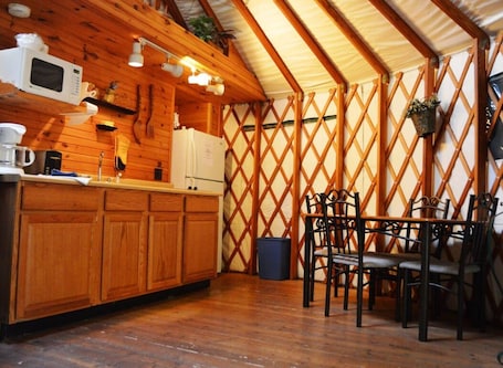 Fridge, microwave, stovetop, coffee/tea maker. GLAMPING YURT. Sleeps 4, HOT TUB, Pellet Stove