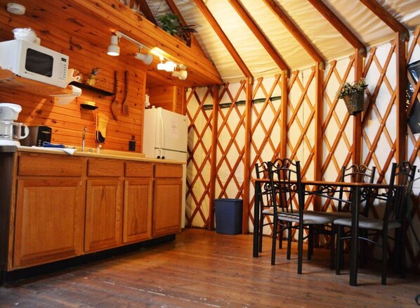 Réfrigérateur, four à micro-ondes, surface de cuisson, cafetière-théière