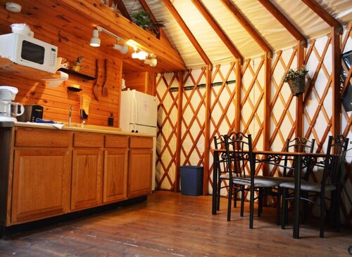 GLAMPING YURT. Sleeps 4, HOT TUB, Pellet Stove