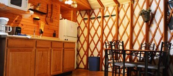 GLAMPING YURT. Sleeps 4, HOT TUB, Pellet Stove