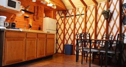 GLAMPING YURT. Sleeps 4, HOT TUB, Pellet Stove