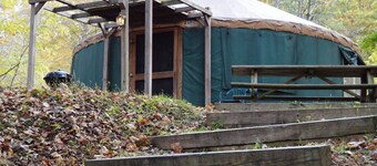 GLAMPING YURT. Sleeps 4, HOT TUB, Pellet Stove