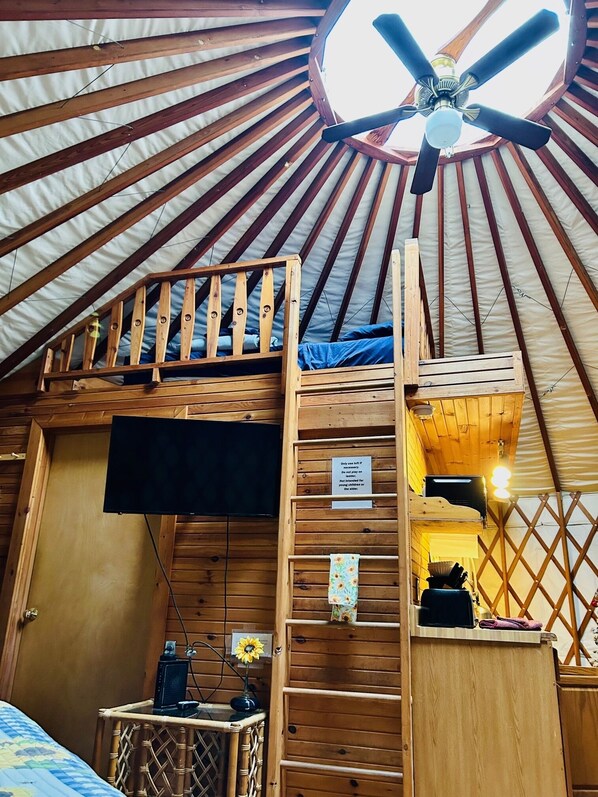 2 bedrooms, travel crib, free WiFi, bed sheets
