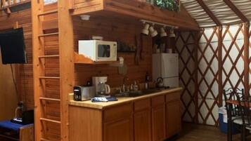 Geladeira, micro-ondas, cooktop, cafeteira/chaleira