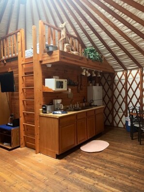 Réfrigérateur, four à micro-ondes, surface de cuisson, cafetière-théière