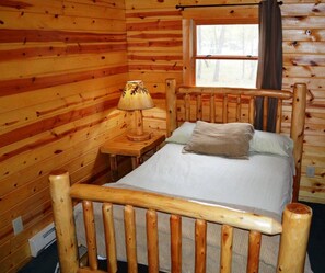 3 bedrooms, iron/ironing board, travel cot, free WiFi - "Mountain Escape: The Moose - Sleeps 11 Guests!" (Elkins)