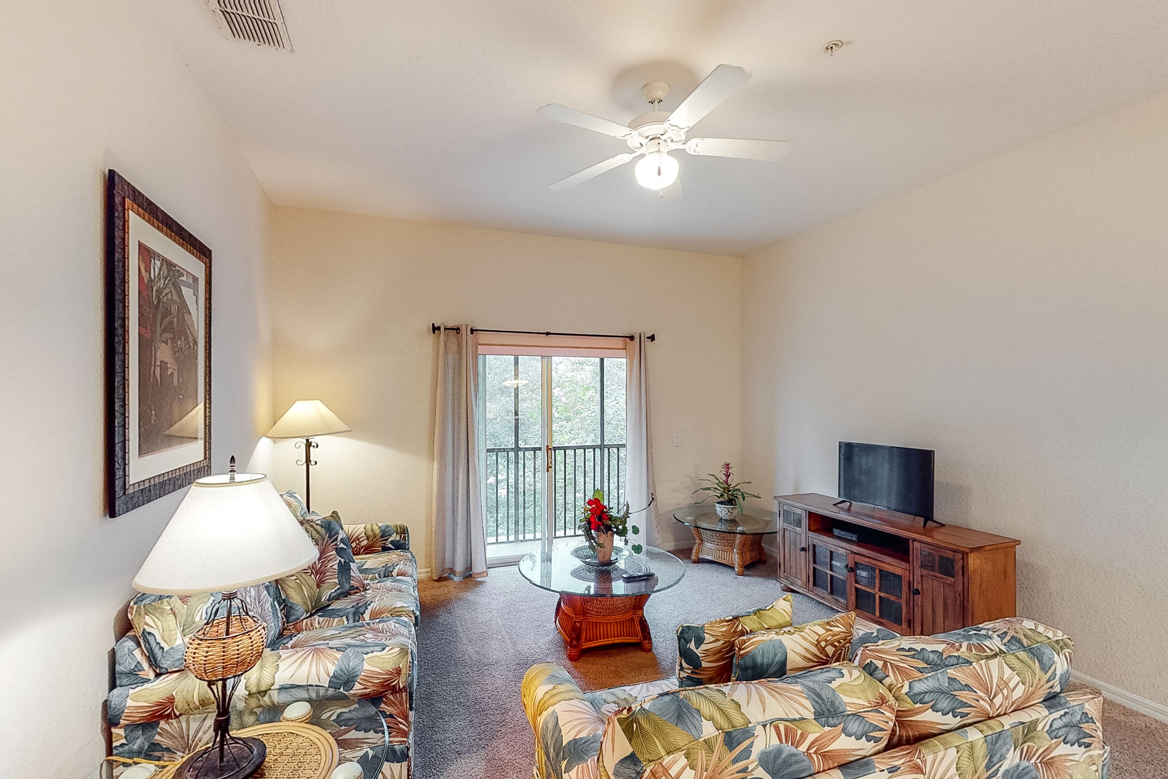 3rd floor condo w/ tennis court, near theme parks, basketball court, balcony