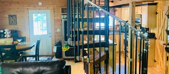 RIVERFRONT 2 STORY, 4 BR, 2 Bath, Washer/Dryer, HOT TUB, Pet Friendly