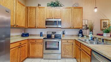 Frigorífic, microones, forn i placa de cuina