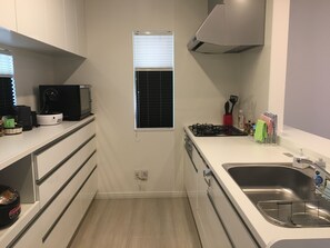 Casa, 3 quartos (3 Bedroom & 1 Tatami Room) | Cozinha americana privada | Cafeteira/chaleira, chaleira elétrica, torradeira