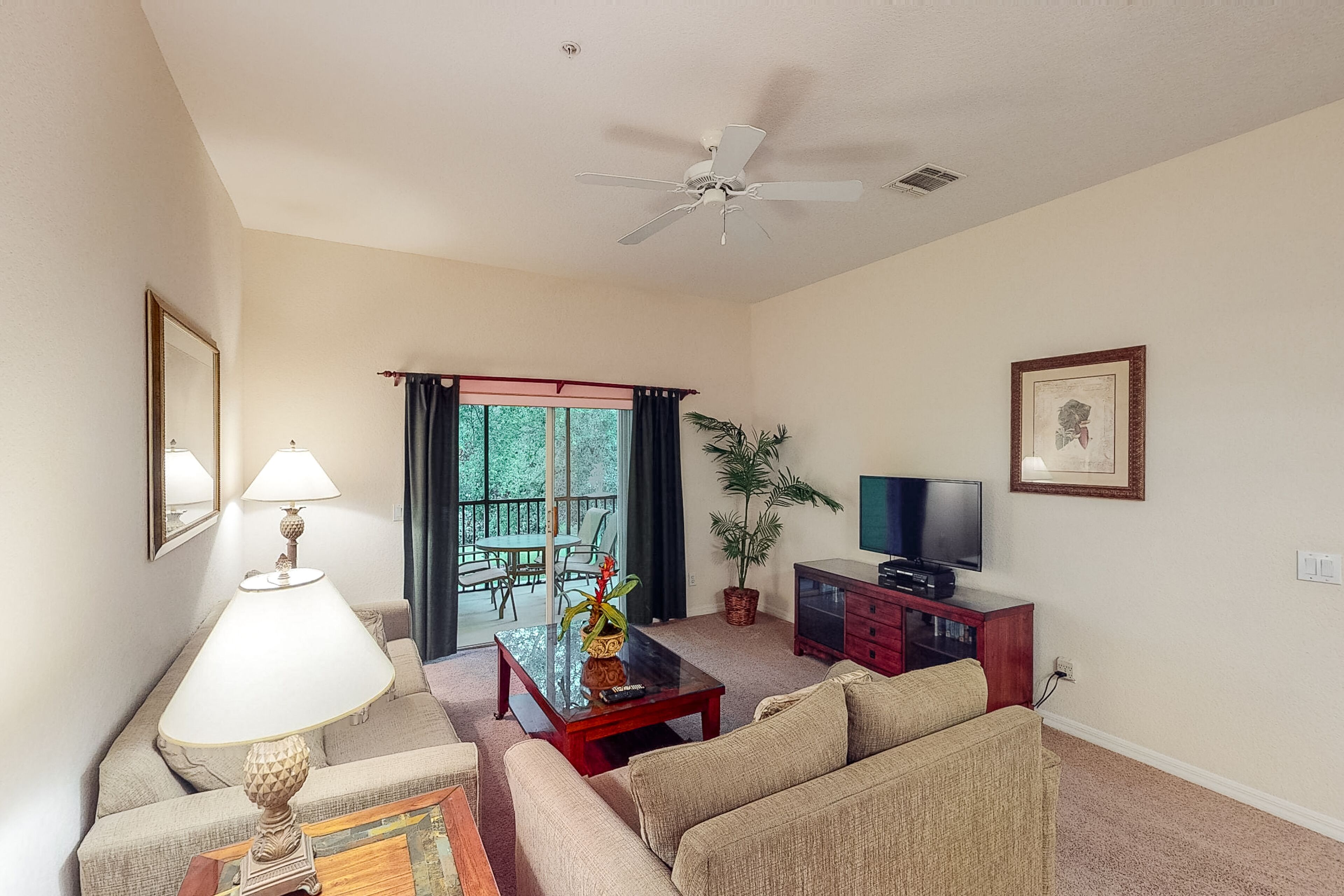 2nd floor condo w/ shared pools, basketball court, near theme parks, sauna, gym
