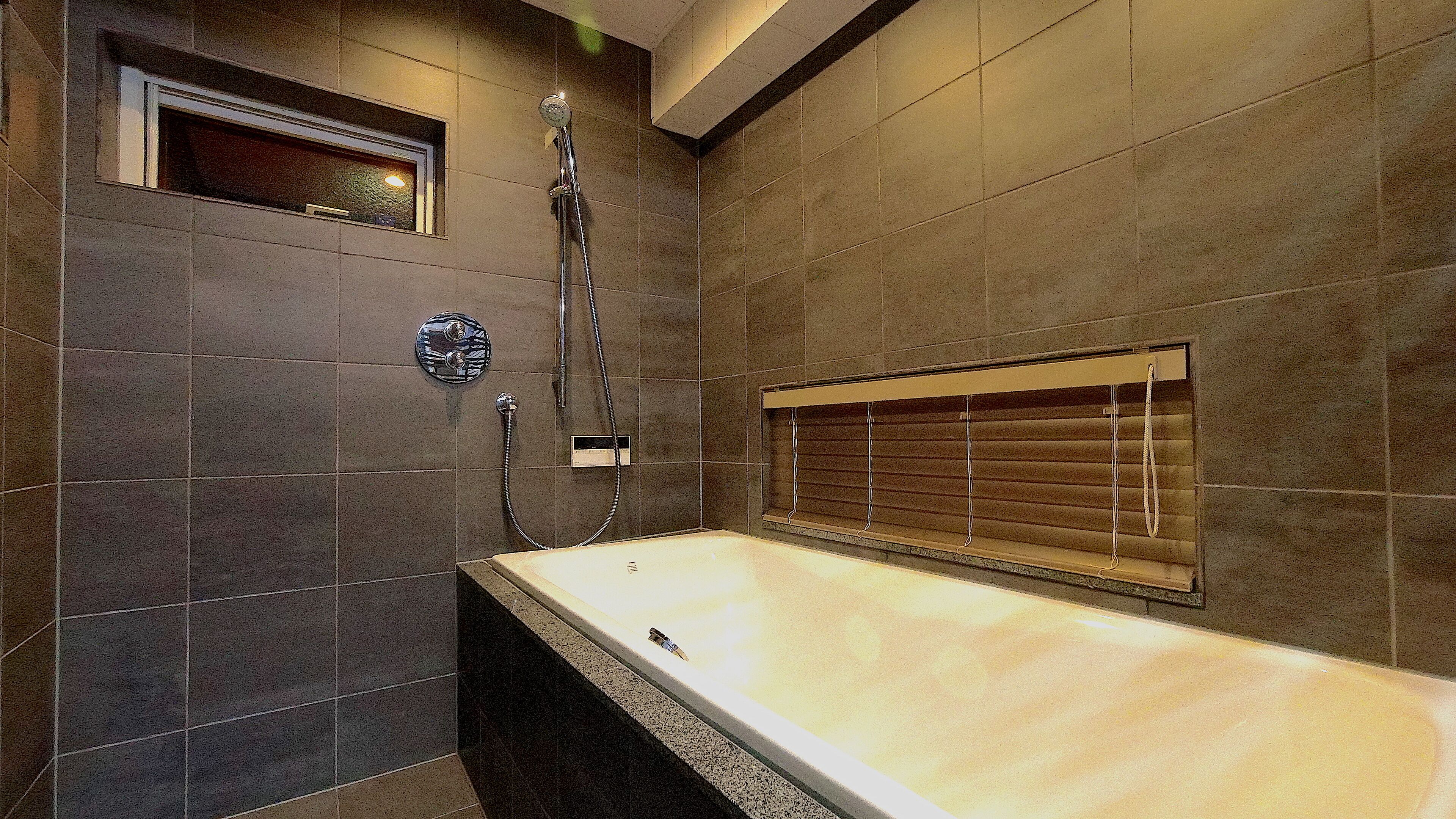 3 Bedroom Chalet | Bathroom | Combined shower/tub, free toiletries, hair dryer, slippers