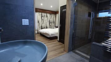 3 Bedroom Chalet | Bathroom | Combined shower/tub, free toiletries, hair dryer, slippers