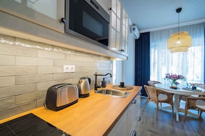 Fridge, stovetop, coffee/tea maker